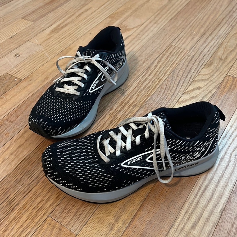 Used Brooks Levitate Sneaker